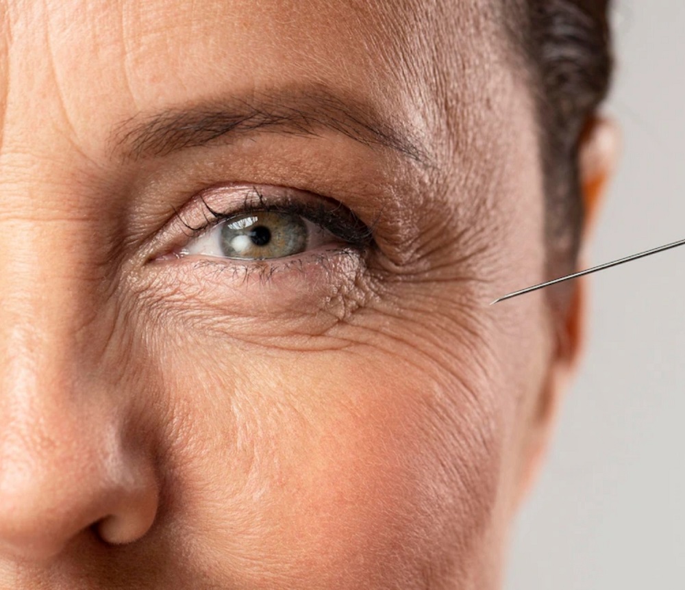 elder-woman-using-injection-her-eye-wrinkles_23-2148672365